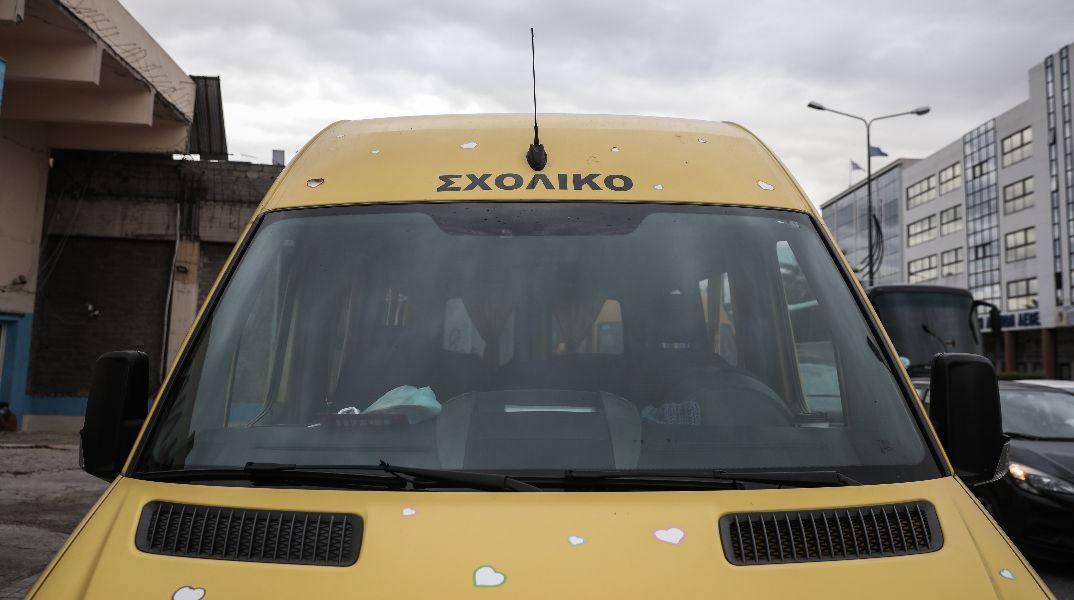 Λεωφόρος Συγγρού: Τροχαίο με σχολικό που έπεσε πάνω στις μπάρες - Ελαφρά τραυματίας ο οδηγός