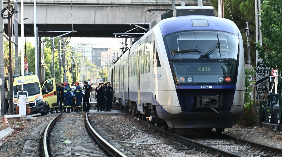 Μεταξουργείο: Ο άνδρας που παρασύρθηκε και διαμελίστηκε από συρμό του προαστιακού πέρασε από διάβαση που δεν υπάρχει σήμανση ή μπάρα