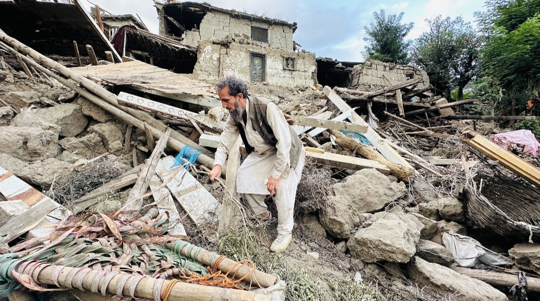 Αφγανιστάν: Γυναίκες πέθαναν αβοήθητες στα ερείπια επειδή oι Ταλιμπάν απαγορεύουν στους διασώστες να τις αγγίζουν 