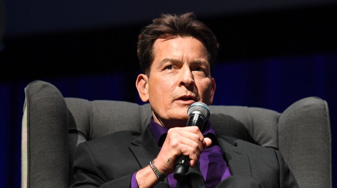 Ο Τσάρλι Σιν αποκάλυψε ότι είχε ερωτικές σχέσεις με άνδρες 