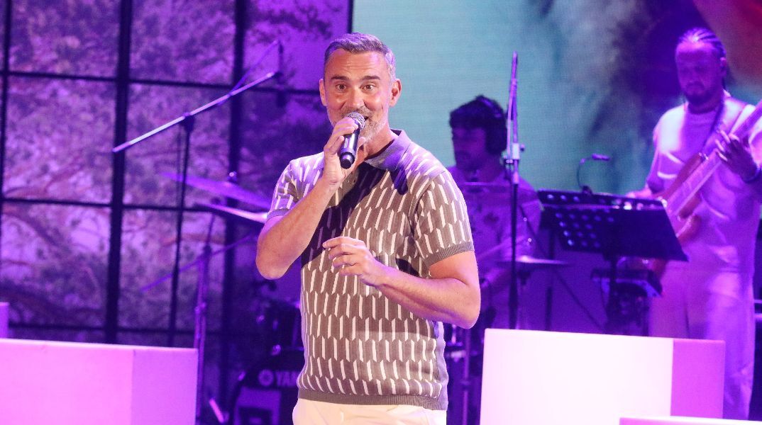 Γιώργος Καπουτζίδης: H αφιέρωση που έκανε επί σκηνής στον σύντροφό του - «Υπάρχει κάποιος που με έκανε να μη φοβάμαι το για πάντα»