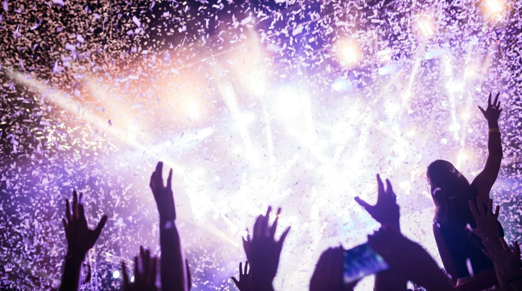 Στα δίχτυα της ΑΑΔΕ γνωστός τράπερ: Αγόραζε πολυτελή αυτοκίνητα και ρολόγια μέσω μη κερδοσκοπικής