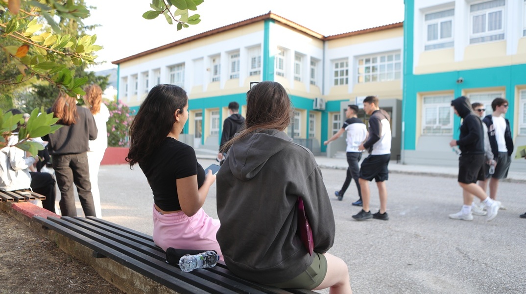 Μαθητές Λυκείου στο προαύλειο του σχολείου τους