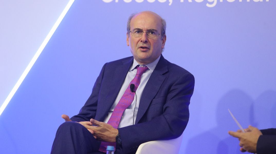 Χατζηδάκης: Η αύξηση των εισοδημάτων έρχεται με σοβαρές πολιτικές, όχι από θαυματοποιούς με λεφτόδεντρα