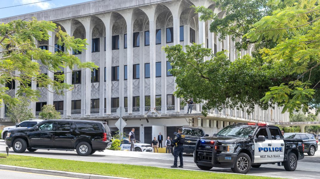 ΗΠΑ: Ο Ράιαν Ράουθ δικάζεται για απόπειρα δολοφονίας του Ντόναλντ Τραμπ σε γήπεδο γκολφ - Δηλώνει αθώος και επέλεξε να υπερασπιστεί μόνος τον εαυτό του.