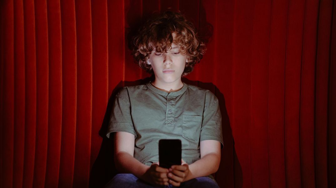 Έρευνα στη Βόρεια Ιρλανδία δείχνει ότι πάνω από τους μισούς 16χρονους έχουν βιώσει παράνομες ή επιβλαβείς συμπεριφορές στα social media.