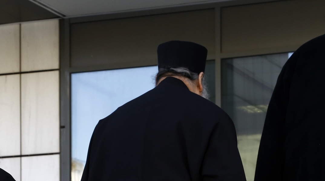 Ηγούμενος πλάτη στον φωτογραφικό φακό