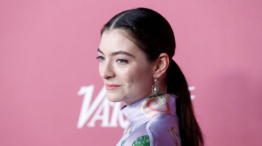 Η Lorde μιλά για την εξερεύνηση της ταυτότητας φύλου, την εμπειρία δεσίματος του στήθους της και πώς αυτό επηρέασε τη μουσική και την αυτογνωσία της