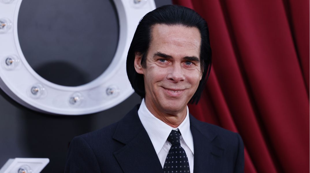 Ο Νικ Κέιβ θα τιμηθεί με Επίτιμο Διδακτορικό από το Royal College of Art στο Λονδίνο, αναγνωρίζοντας το σπουδαίο έργο του στην τέχνη και τη μουσική.