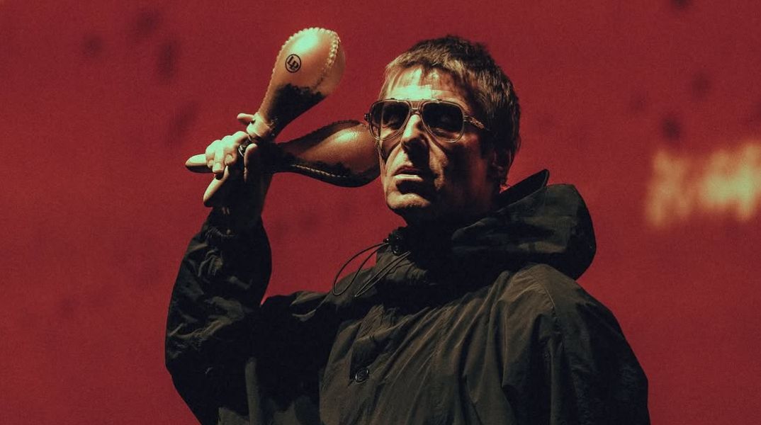 Ο Πολ ΜακΚάρτνεϊ, η Μπίλι Άιλις και ο Τζέιμς Χέτφιλντ βρέθηκαν μεταξύ άλλων στην περιοδεία επανένωσης των Oasis στο Λος Άντζελες, σε sold-out συναυλία.