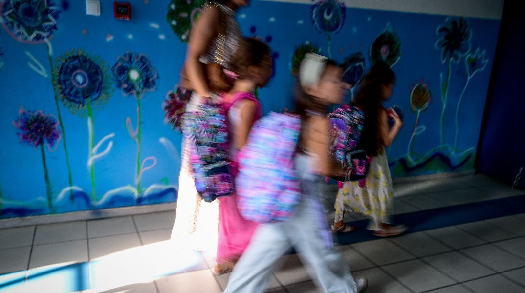 Τι ώρα θα γίνει ο αγιασμός στα σχολεία - Πότε θα πάρουν βιβλία οι μαθητές