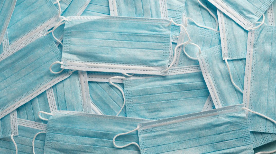 Χημική ωρολογιακή βόμβα οι μάσκες μίας χρήσης που χρησιμοποιήθηκαν στην πανδημία COVID-19