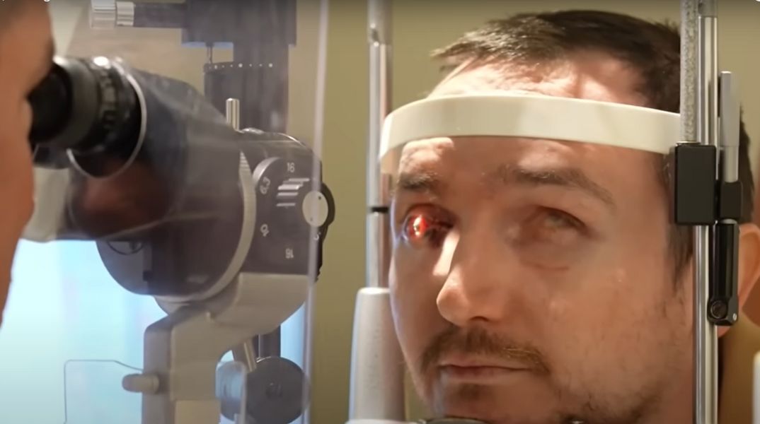 Ο Μπρεντ Τσάπμαν, τυφλός επί 20 χρόνια, ξαναβρήκε την όρασή του χάρη σε σπάνια επέμβαση «δόντι-στο-μάτι» που πραγματοποιήθηκε στον Καναδά.