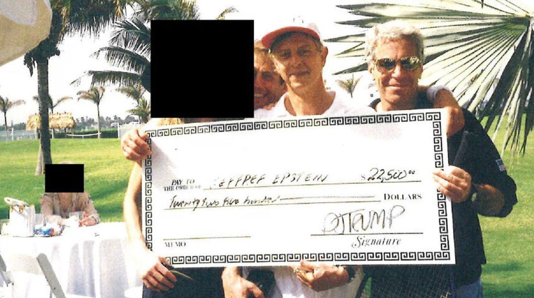 Φωτογραφία από τα γενέθλια του Τζέφρι Έπσταϊν δείχνει «συναλλαγή» με τον Ντόναλντ Τραμπ για γυναίκα έναντι 22.500 δολαρίων, εντείνοντας τα ερωτήματα.