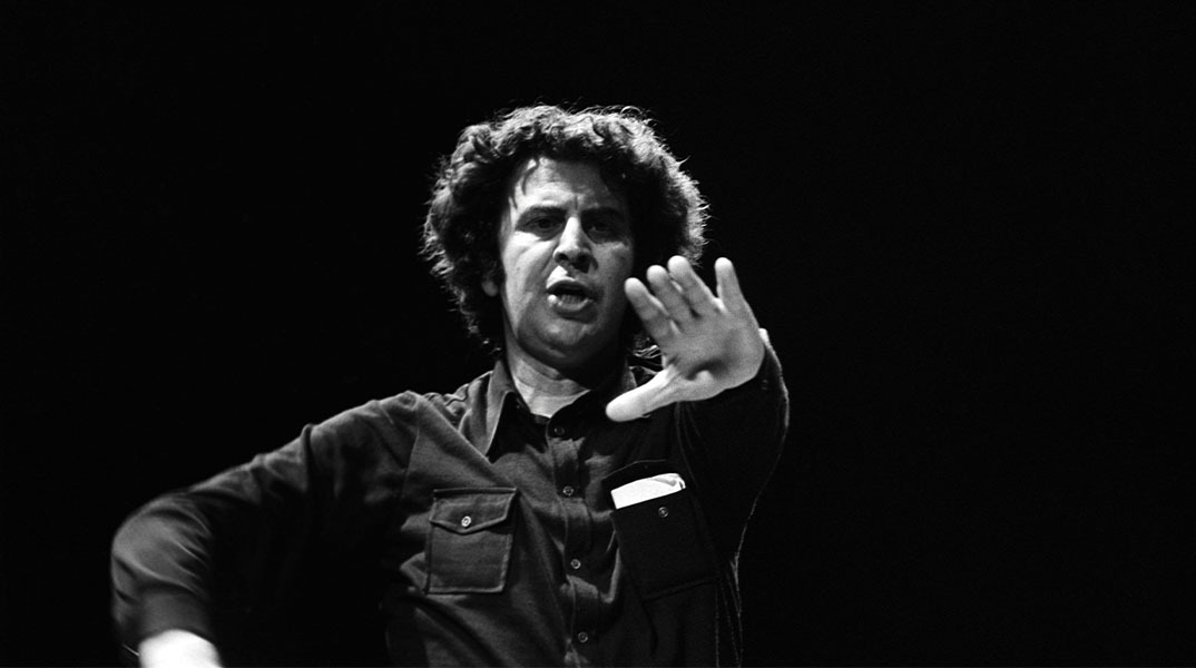 Ο Μίκης Θεοδωράκης διευθύνει την ορχήστρα του στο Παρίσι στις 20 Οκτωβρίου 1970