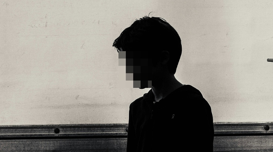 Αγόρι που δεν διακρίνονται τα χαρακτηριστικά του στο σκοτάδι 