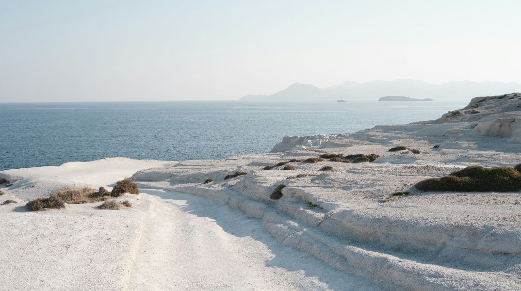 Μήλος: Ανακαλείται η άδεια του 5αστερου ξενοδοχείου στο Σαρακήνικο – Η απόφαση