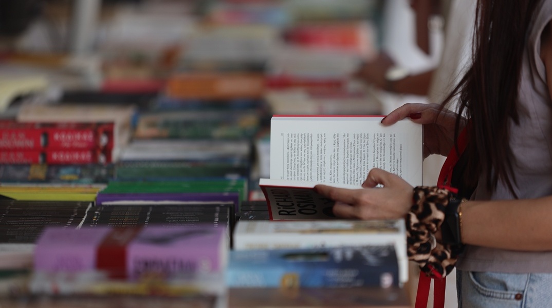 Γυναίκα με βιβλίο στα χέρια της στο 53ο Φεστιβάλ Βιβλίου