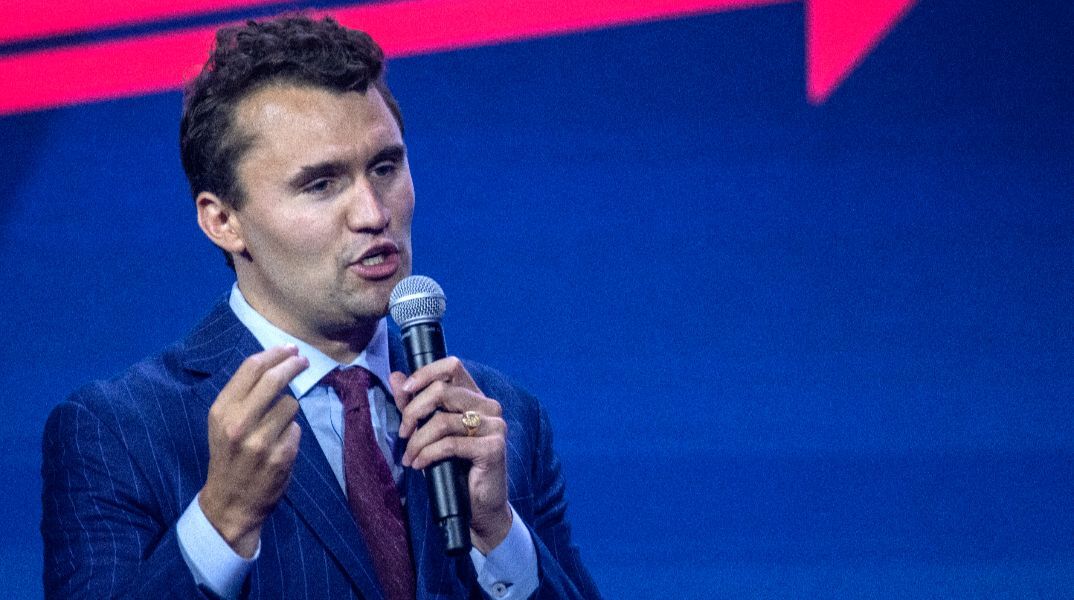 Τσάρλι Κερκ: Οι μυστηριώδεις κινήσεις δύο ανδρών που στέκονται πίσω του λίγο πριν την δολοφονία του