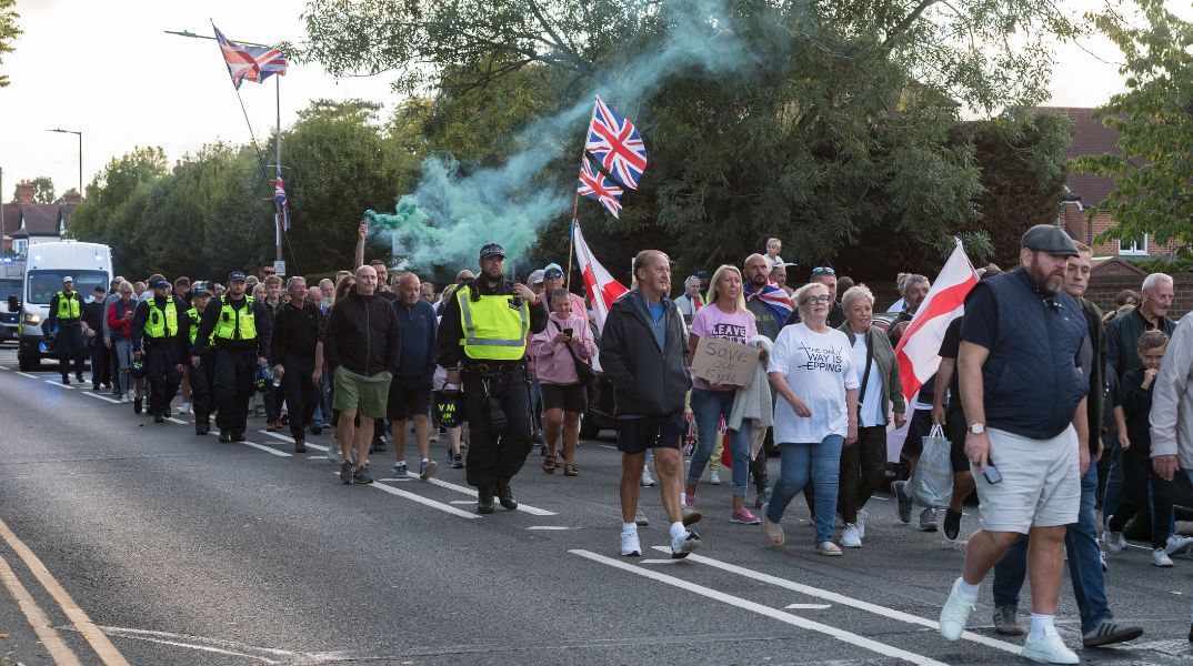 Διατηρήστε τη Βρετανία λευκή: τι τροφοδοτεί την οργή κατά των μεταναστών στη Βρετανία