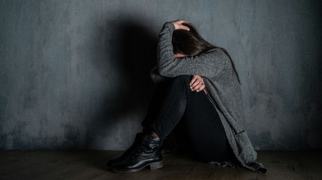 Γυναίκα που κρύβει το πρόσωπό της