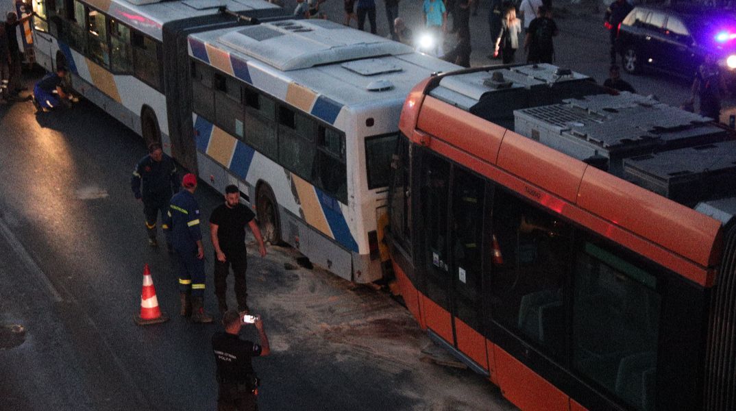 Πειραιάς: Ο οδηγός του λεωφορείου βρήκε λιπόθυμο τον συνάδελφό του στο τραμ