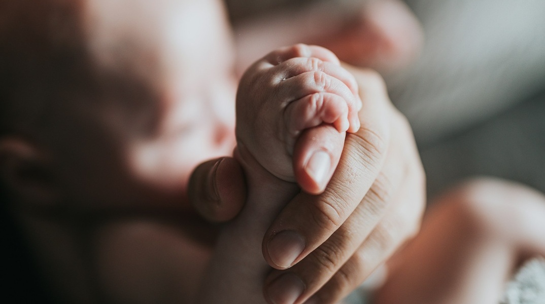 Μωρό στην αγκαλιά ατόμου