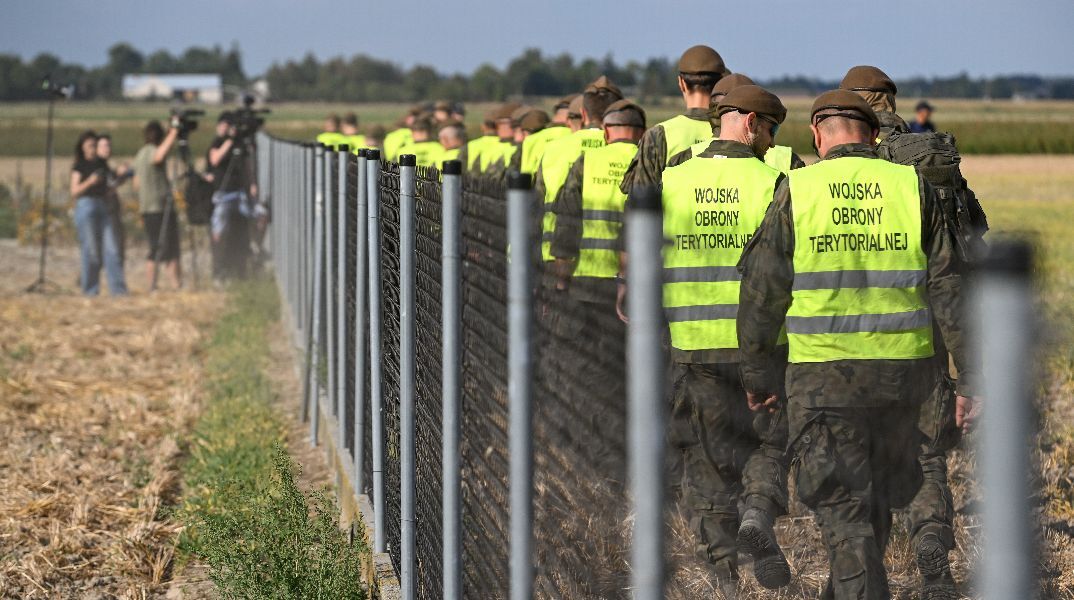 Guardian: Η Πολωνία πιο κοντά σε στρατιωτική σύγκρουση από οποιαδήποτε στιγμή μετά τον Β’ Παγκόσμιο Πόλεμο