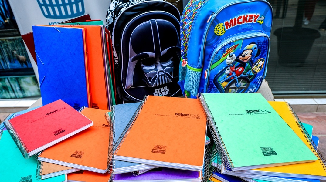 Ο Δήμος Αθηναίων δίνει σχολικά είδη σε 1.500 μαθητές ευάλωτων οικογενειών 