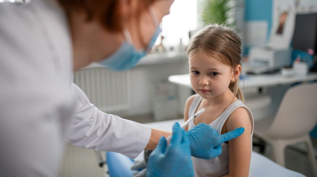 Αποκάλυψη Washington Post: Η κυβέρνηση Τραμπ σχεδιάσει να συνδέσει τον θάνατο 25 παιδιών με εμβόλια κορωνοϊού