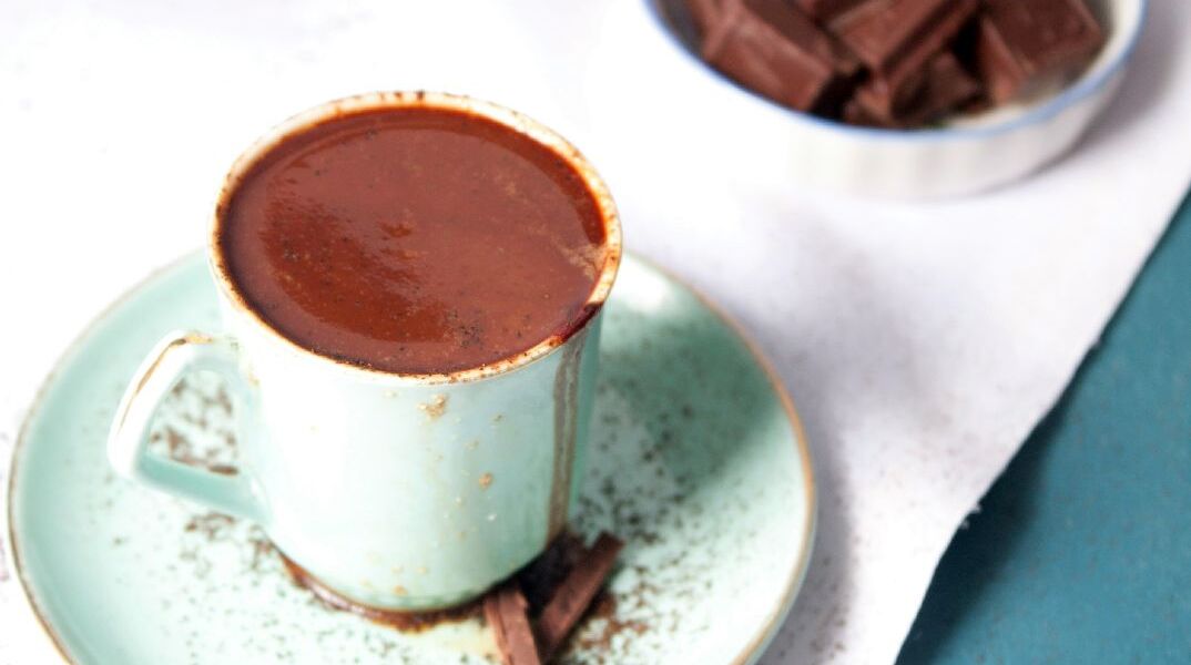 Ρόφημα σοκολάτας με μέλι Αττική και μοσχοκάρυδο