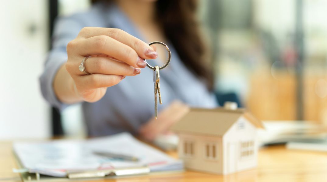 Μετά τις εξαγγελίες στη ΔΕΘ για φοροελαφρύνσεις, η κυβέρνηση δίνει έμφαση στην κοινωνική αντιπαροχή και στην αξιοποίηση κλειστών σπιτιών.