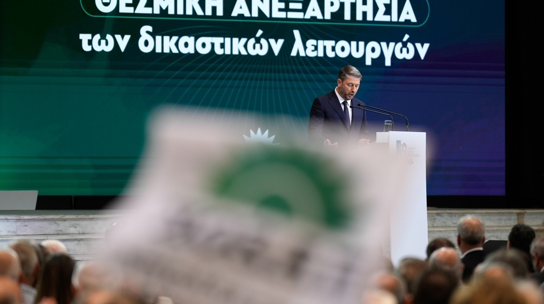 Στιγμιότυπο από την ομιλία του Νίκου Ανδρουλάκη στην 89η ΔΕΘ - Σημαία του ΠΑΣΟΚ που κυματίζει και στο βάθος ο πρόεδρος του κόμματος