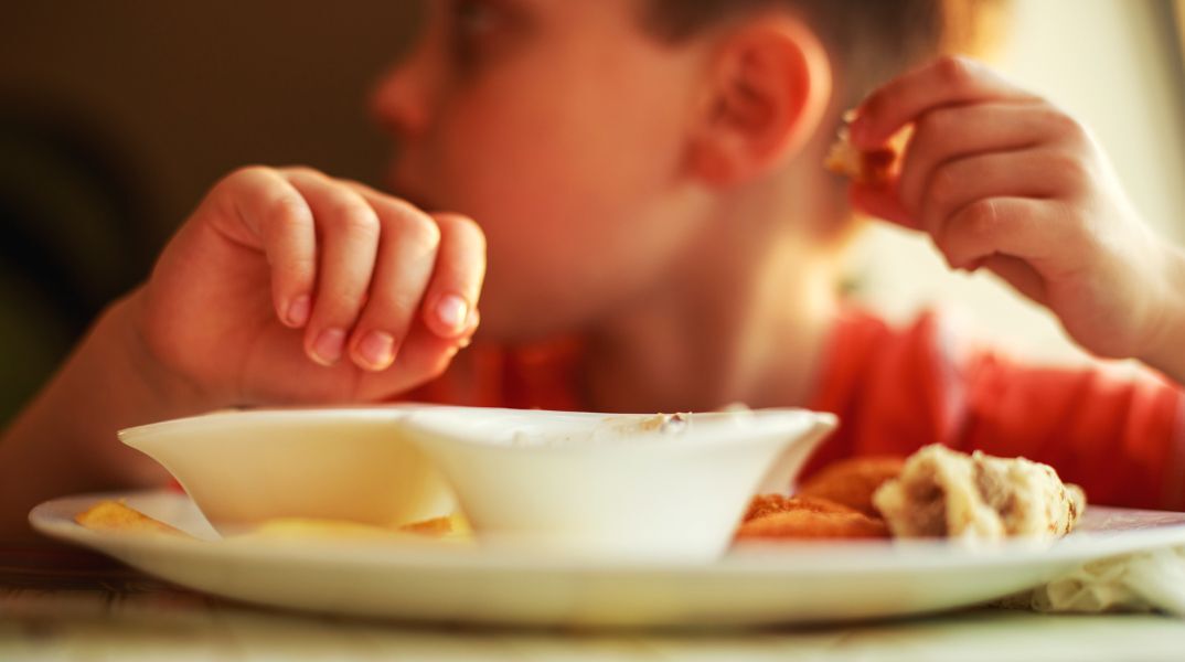 Η Unicef αποκαλύπτει ότι τα παχύσαρκα παιδιά ξεπέρασαν τα λιποβαρή παγκοσμίως, ζητώντας μέτρα κατά των υπερεπεξεργασμένων τροφίμων.