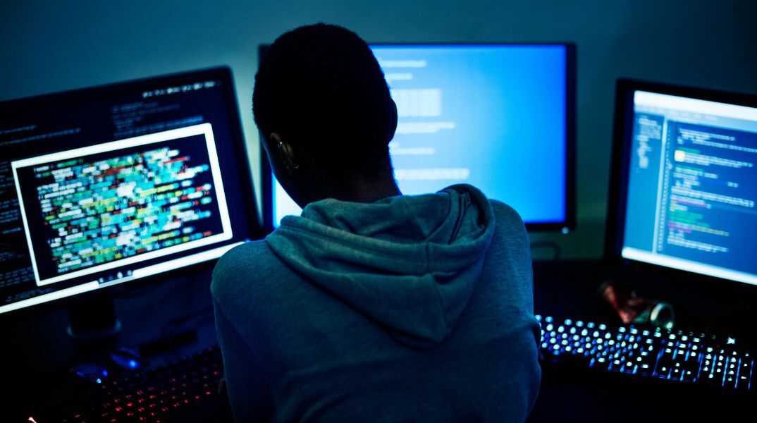 Χιλιάδες εργαζόμενοι εκπαιδεύουν την τεχνητή νοημοσύνη της Google υπό πίεση και χαμηλές αμοιβές, αποκαλύπτοντας το ανθρώπινο κόστος πίσω από την τεχνολογία.