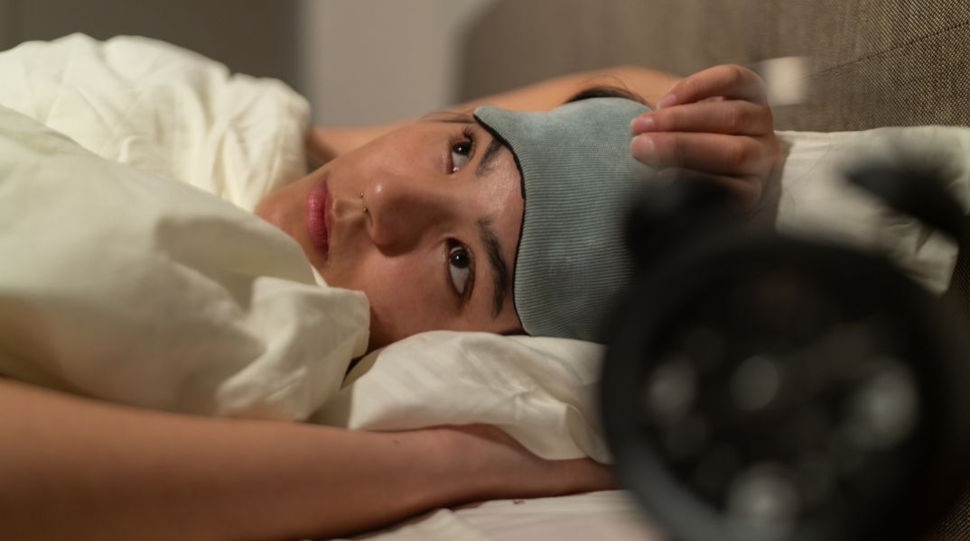 Επιστημονική έρευνα αποκαλύπτει ότι η χρόνια αϋπνία σχετίζεται με 40% αυξημένο κίνδυνο άνοιας και εγκεφαλικές αλλοιώσεις σε ηλικιωμένους.