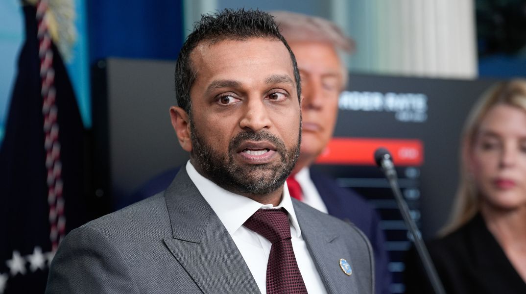 Ο Κας Πατέλ δέχεται σφοδρή κριτική από την άκρα δεξιά για τη διαχείριση της δολοφονίας του Τσάρλι Κερκ και την αναφορά του στη Βαλχάλα.