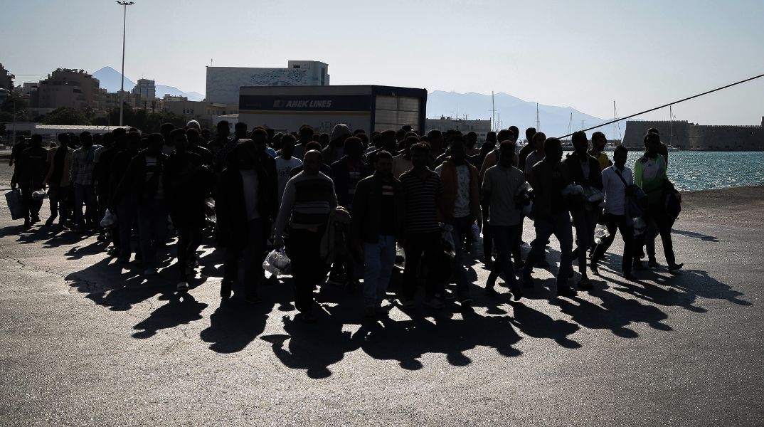 Σε λιγότερο από 24 ώρες, πάνω από 275 μετανάστες διασώθηκαν στα ανοιχτά της Γαύδου, με FRONTEX και Λιμενικό να εντείνουν τις επιχειρήσεις.