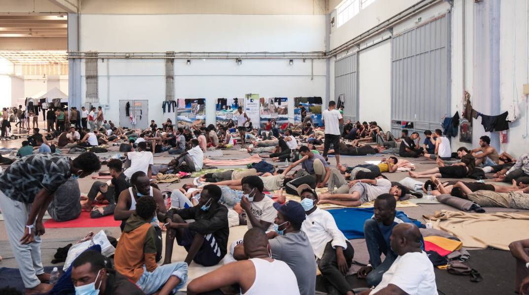 «Παράνομοι» μετανάστες και παράτυποι υπουργοί 