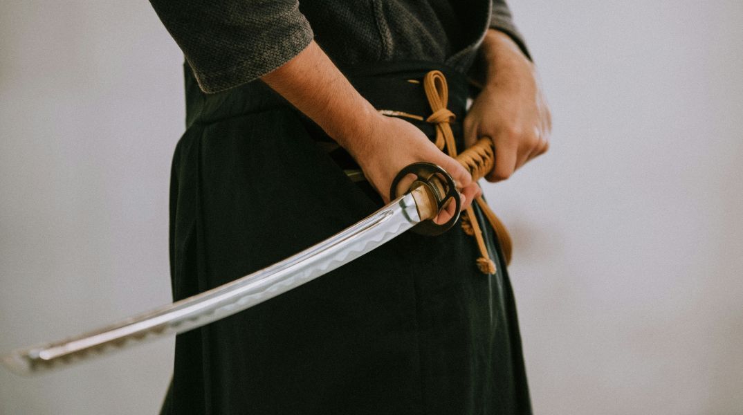 Σύλληψη ομάδας νέων στον Πειραιά για οπλοκατοχή - Kρατούσαν ψεύτικα σπαθιά από γνωστό φεστιβάλ - Η περίεργη υπόθεση φτάνει στον Εισαγγελέα Ανηλίκων.