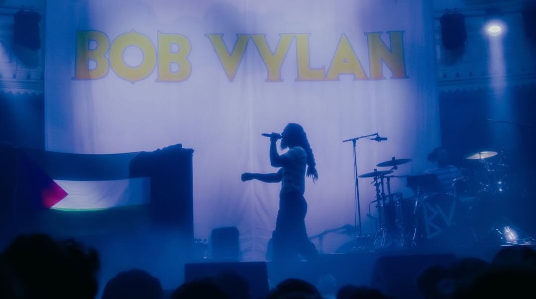 Ακυρώθηκε συναυλία των Bob Vylan στην Ολλανδία μετά τα σχόλια για τον θάνατο του Τσάρλι Κερκ - Η διοργανώτρια εταιρεία υποστηρίζει πως «ξεπέρασαν τα όρια».