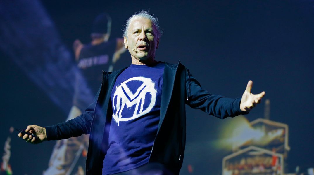 Μπρους Ντίκινσον: Ο frontman των Iron Maiden τραγούδησε τον αμερικανικό ύμνο σε αγώνα NFL στο Πίτσμπουργκ, προκαλώντας ενθουσιασμό στους 66.000 φιλάθλους.