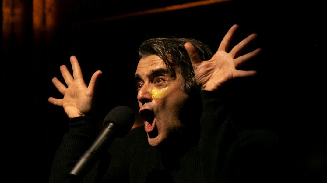 Κόκκαλο: Η παράσταση που καθήλωσε το κοινό της Νέας Υόρκης επιστρέφει στην Αθήνα