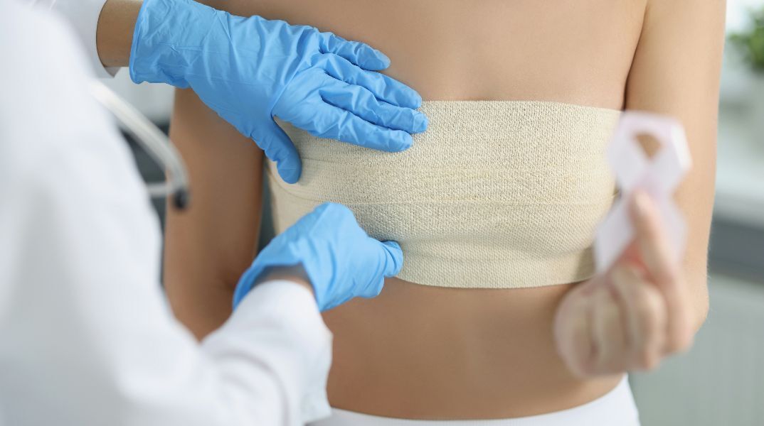 Προληπτικός μαστολογικός έλεγχος: Από ποια ηλικία ξεκινά, ποιες εξετάσεις χρειάζονται και ποιον γιατρό να δείτε