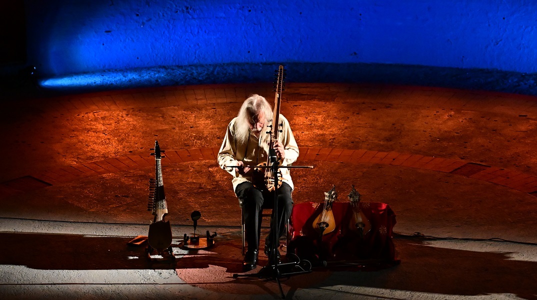 Ross Daly: Ο Ερωτόκριτος φέρνει ολόκληρο τον κόσμο στην Κρήτη και το αντίστροφο