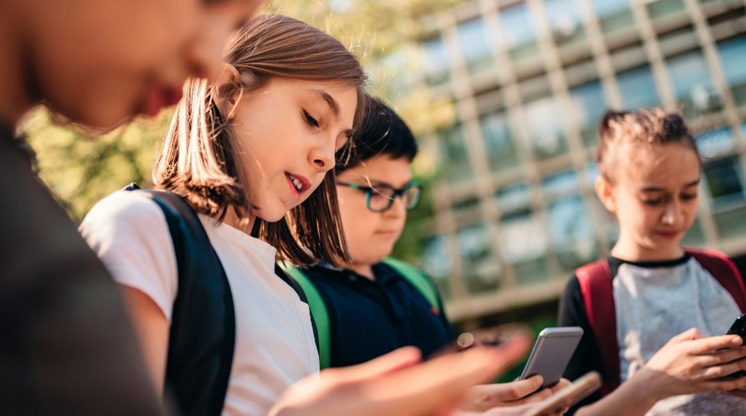 Η Σουηδία θεσπίζει πανεθνική απαγόρευση κινητών στα σχολεία από το 2026, στο πλαίσιο ιστορικής εκπαιδευτικής μεταρρύθμισης.