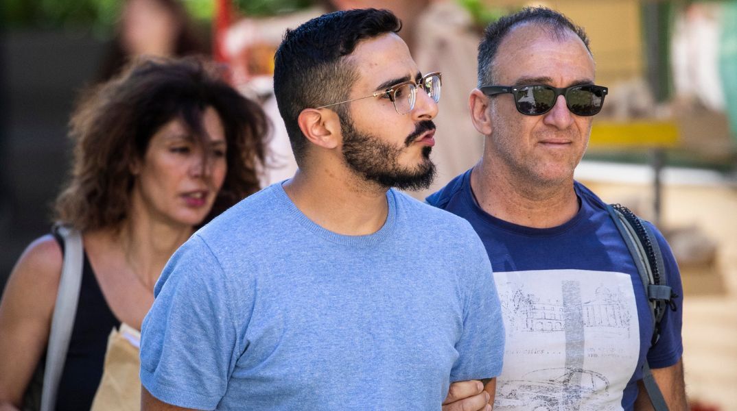 Ο «Tinder Swindler» Σιμόν Λεβίεφ συνελήφθη στη Γεωργία μετά από αίτημα της Interpol - Είχε εξαπατήσει γυναίκες αποσπώντας πάνω από 10 εκατ. δολάρια. 