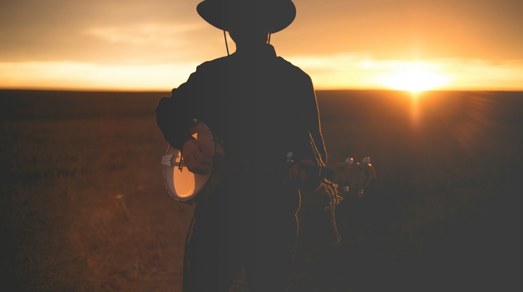 Μουσικός με μουσικό όργανο και καπέλο