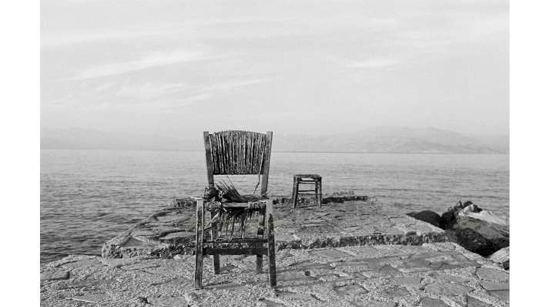 A Sitting Poetry: Ο Ζαν Κλαβέλ εξερευνά την ποίηση των άδειων καρεκλών που φωτογράφισε στην Ελλάδα