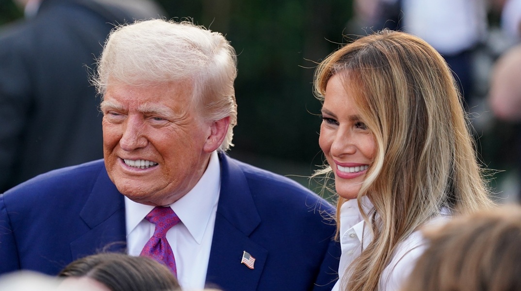 Ντόναλντ και Μελάνια Τραμπ τραγουδούν και χορεύουν «YMCA» σε πρωτοχρονιάτικο πάρτι